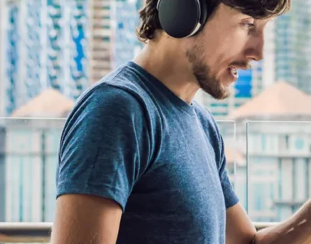 Élève qui suit un cours d'anglais en ligne avec un casque d'écoute